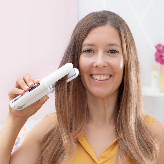 Cordless straightener with power bank function