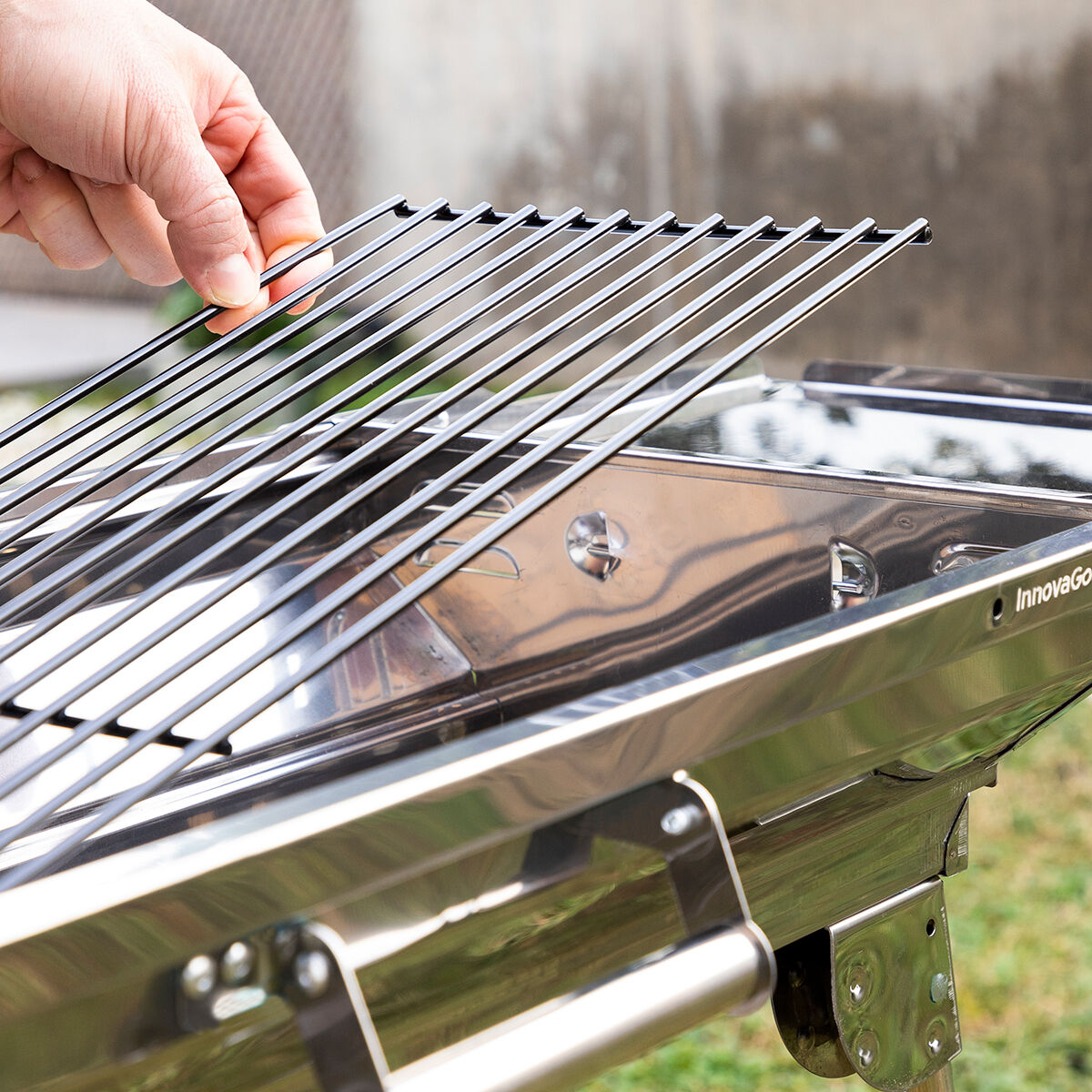 Zusammenklappbarer Holzkohlegrill aus Edelstahl