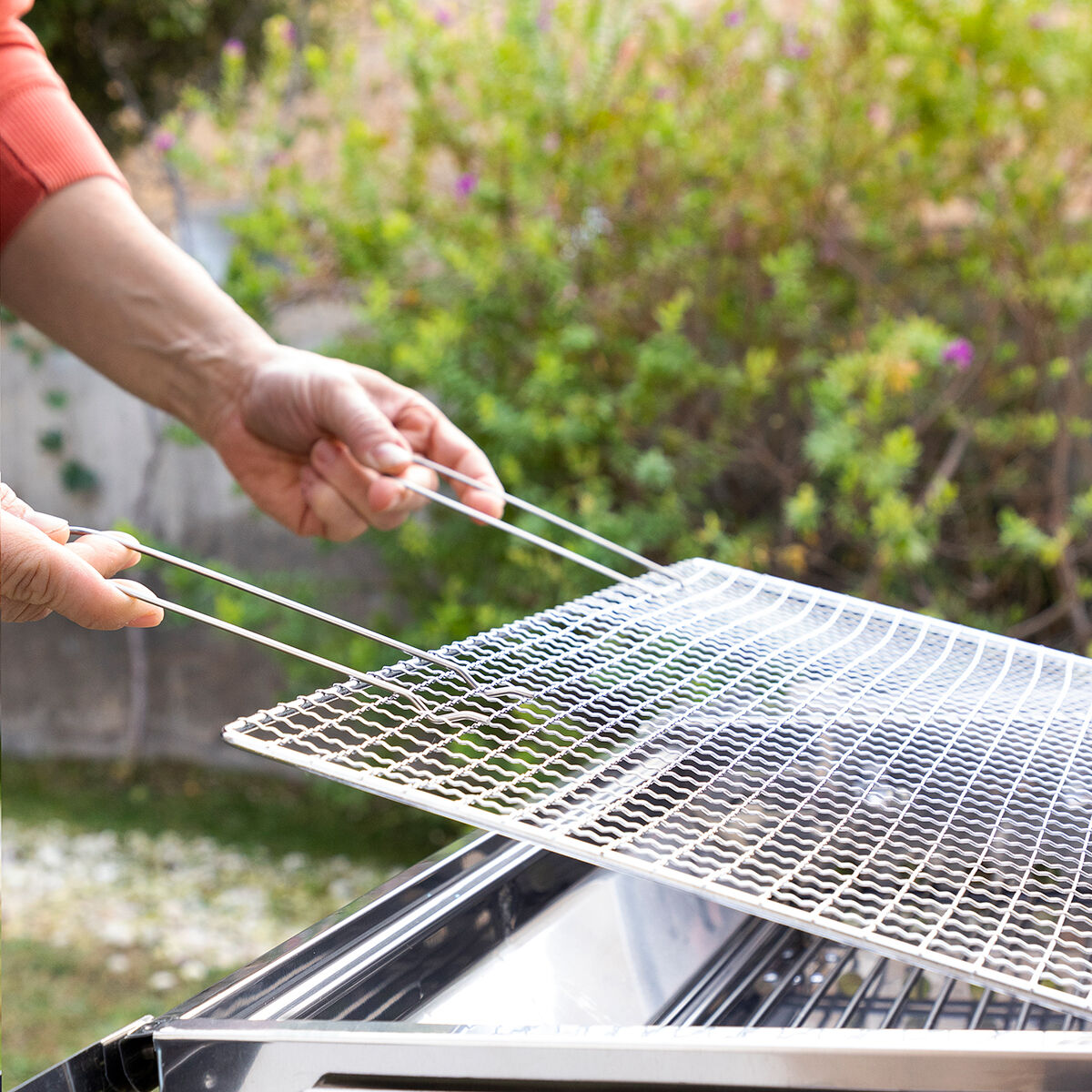 Zusammenklappbarer Holzkohlegrill aus Edelstahl