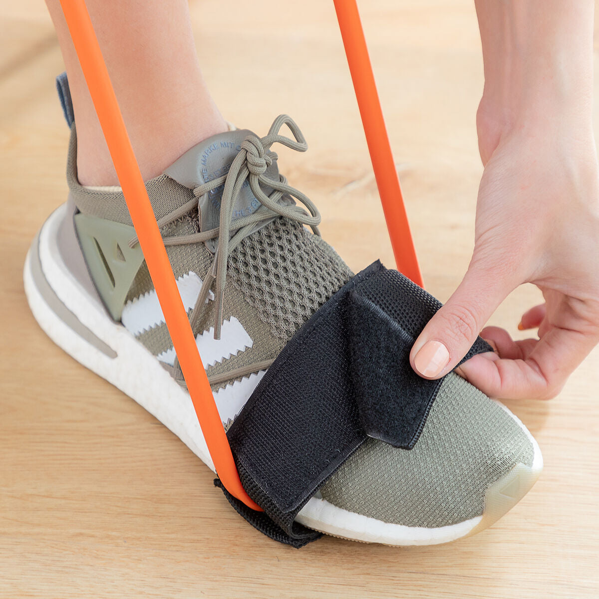 Belt with resistance bands for the gluteal muscles with exercise instructions 