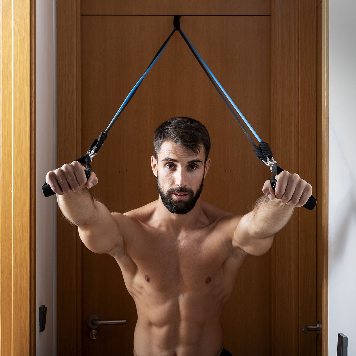 Satz regulierbaren Stretchbändern mit Accessoires und Übungsleitfaden