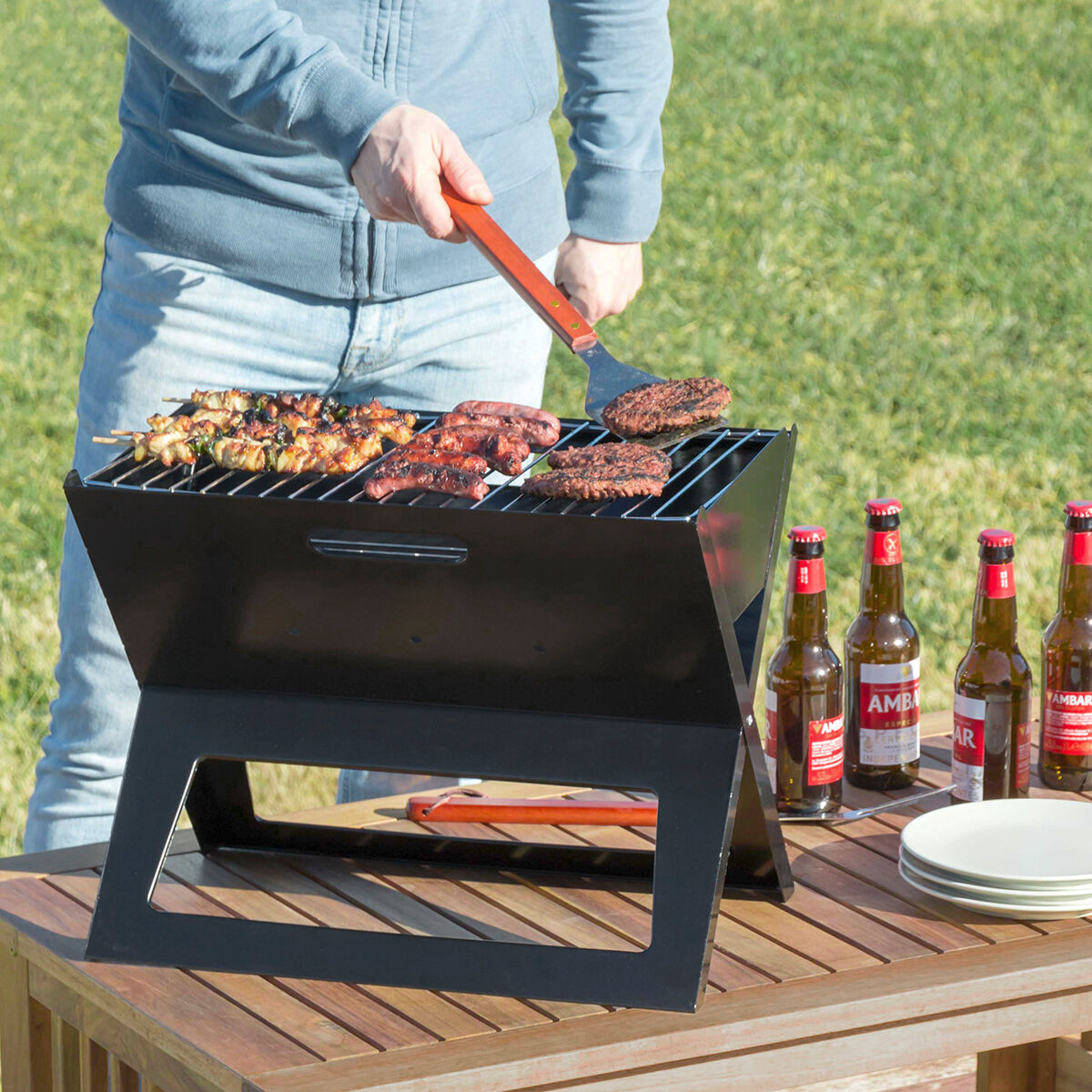 Klappbarer tragbarer Grill für die Verwendung mit Holzkohle