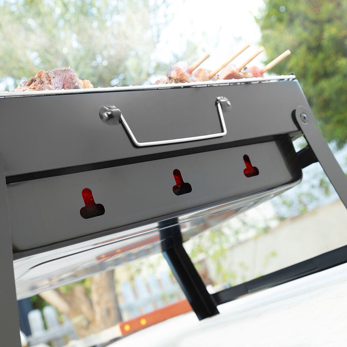 Foldable portable grill for use with charcoal 