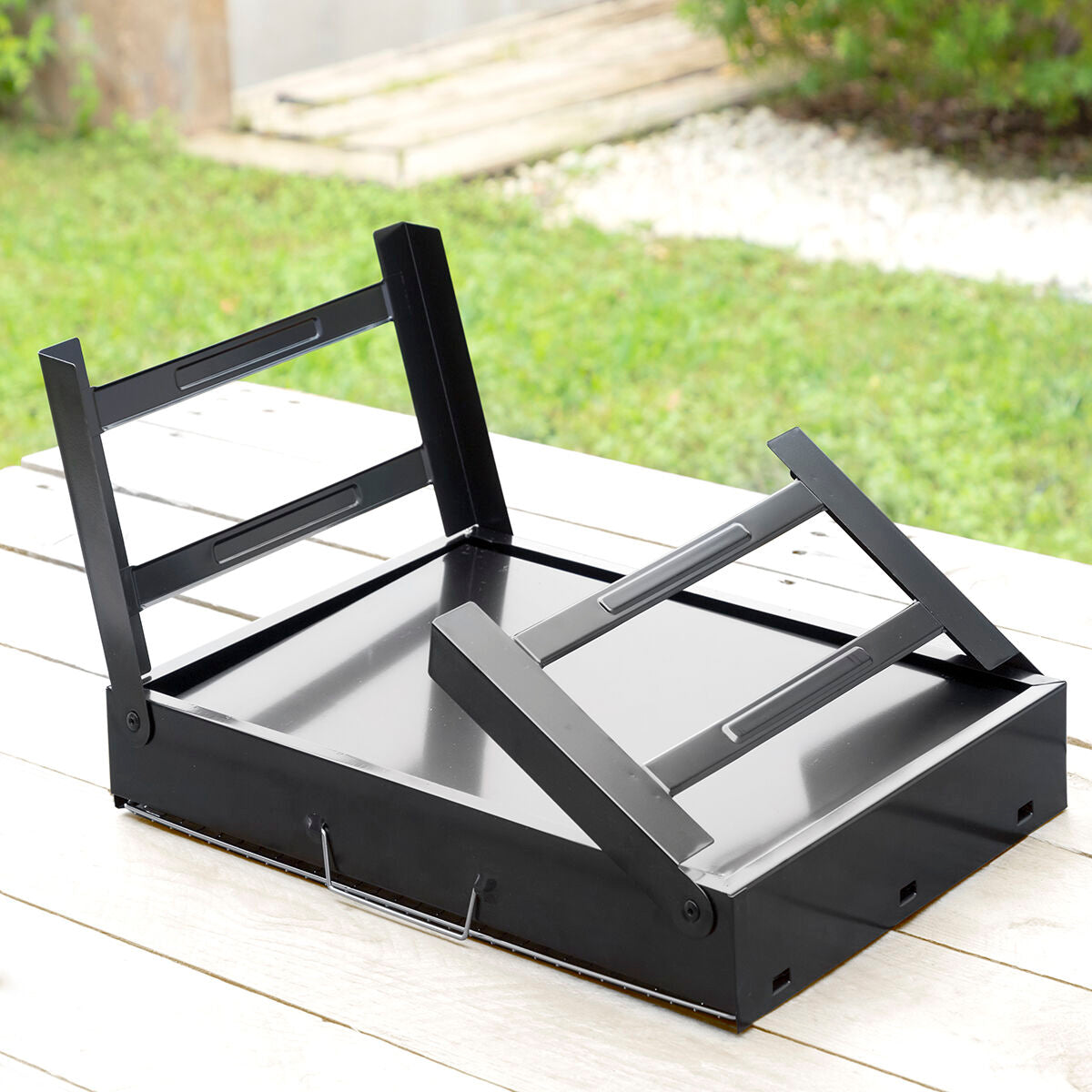 Foldable portable grill for use with charcoal 