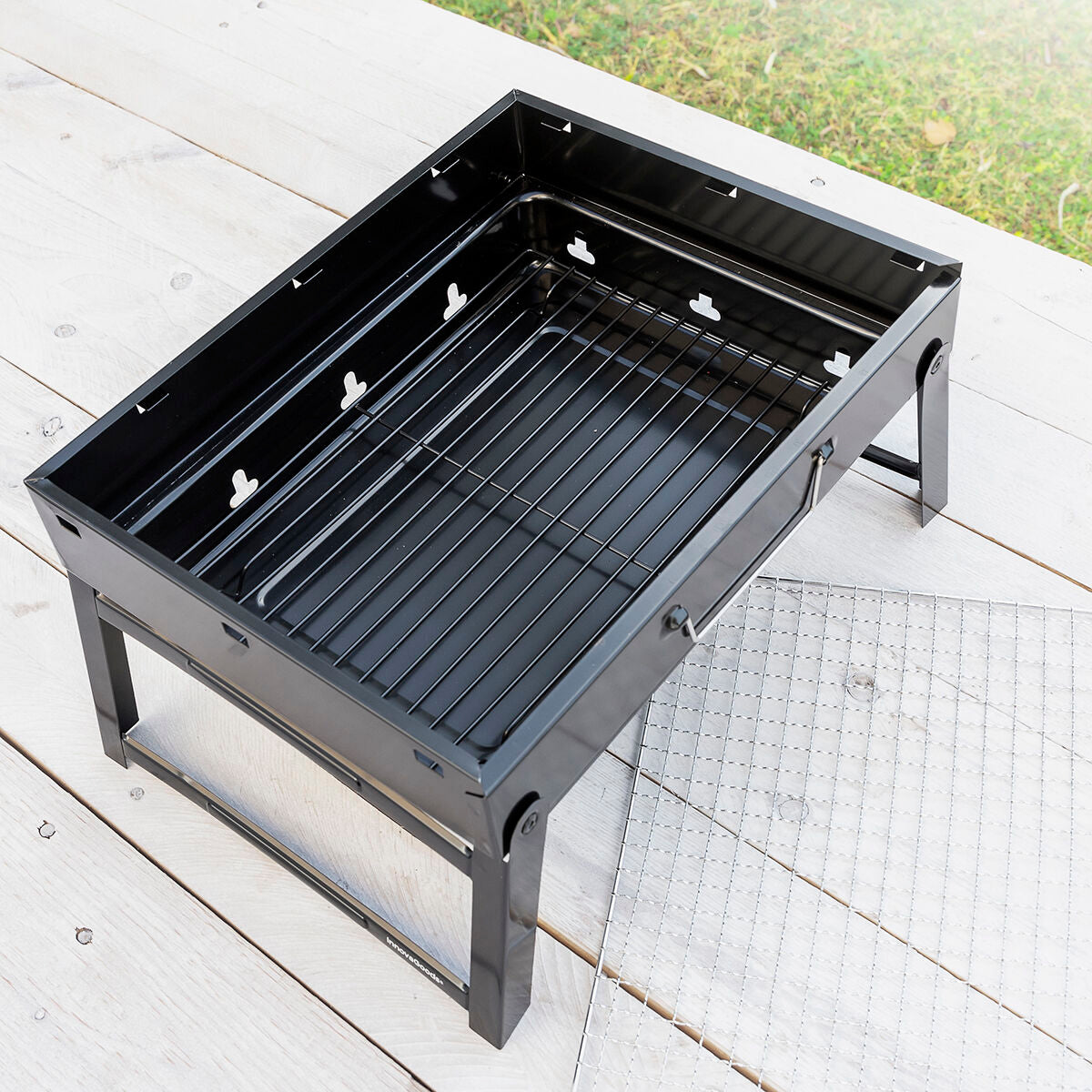 Foldable portable grill for use with charcoal 