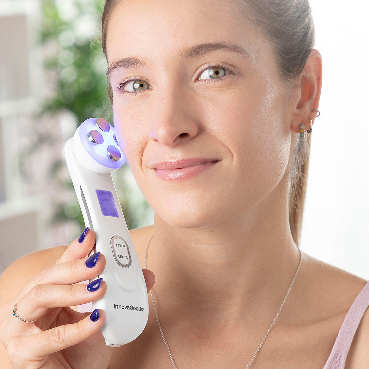 Facial massager with radio frequency, phototherapy and electrostimulation 