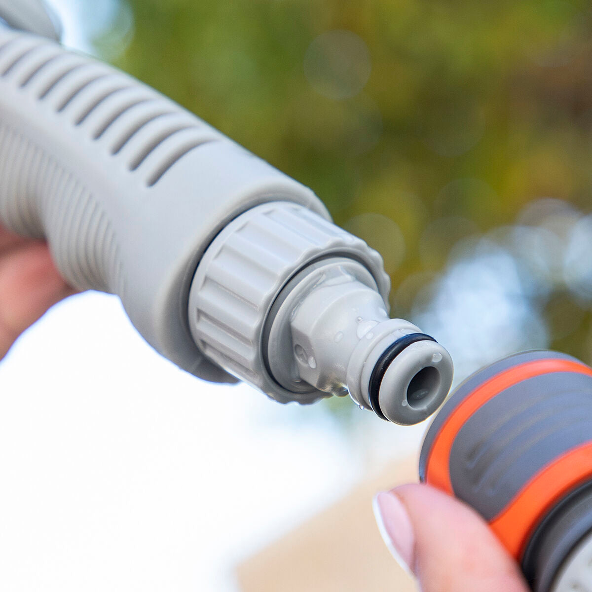 Rotating brush for the nozzle 