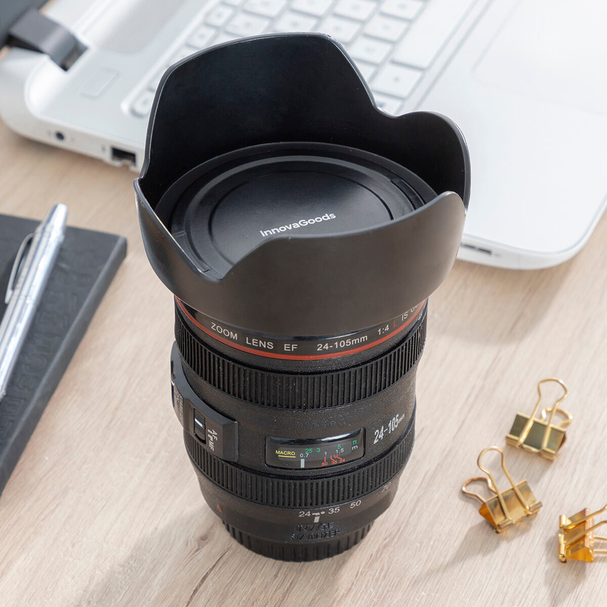 Multifunktionsbecher mit Deckel in Form eines Kameraobjektivs