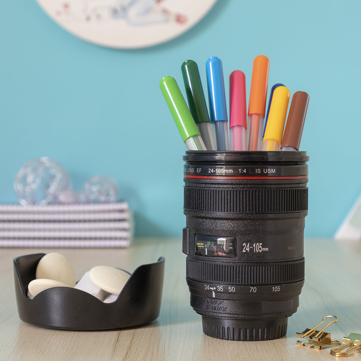 Multifunktionsbecher mit Deckel in Form eines Kameraobjektivs