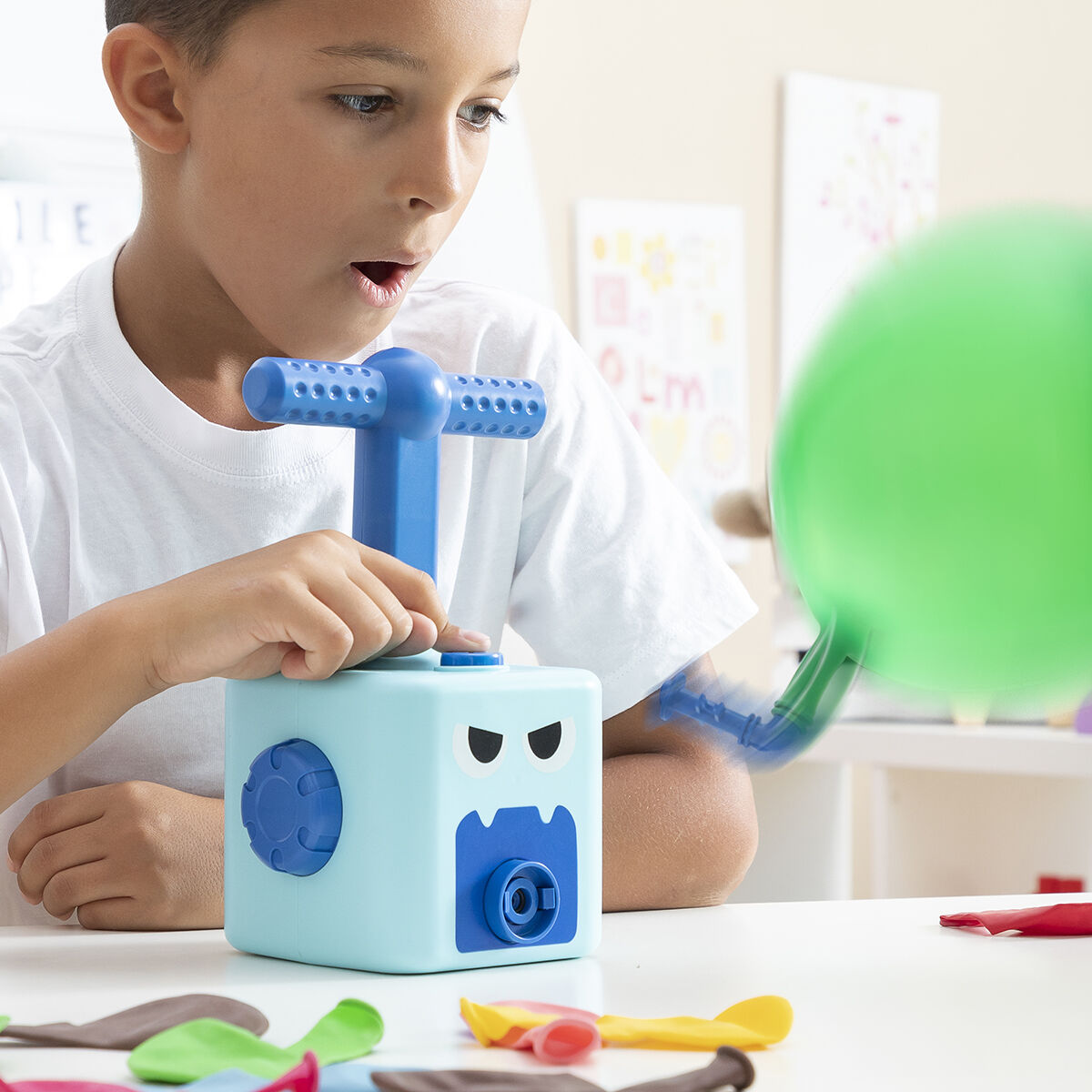 2 in 1 Spielzeug Auto und Ballonwerfer