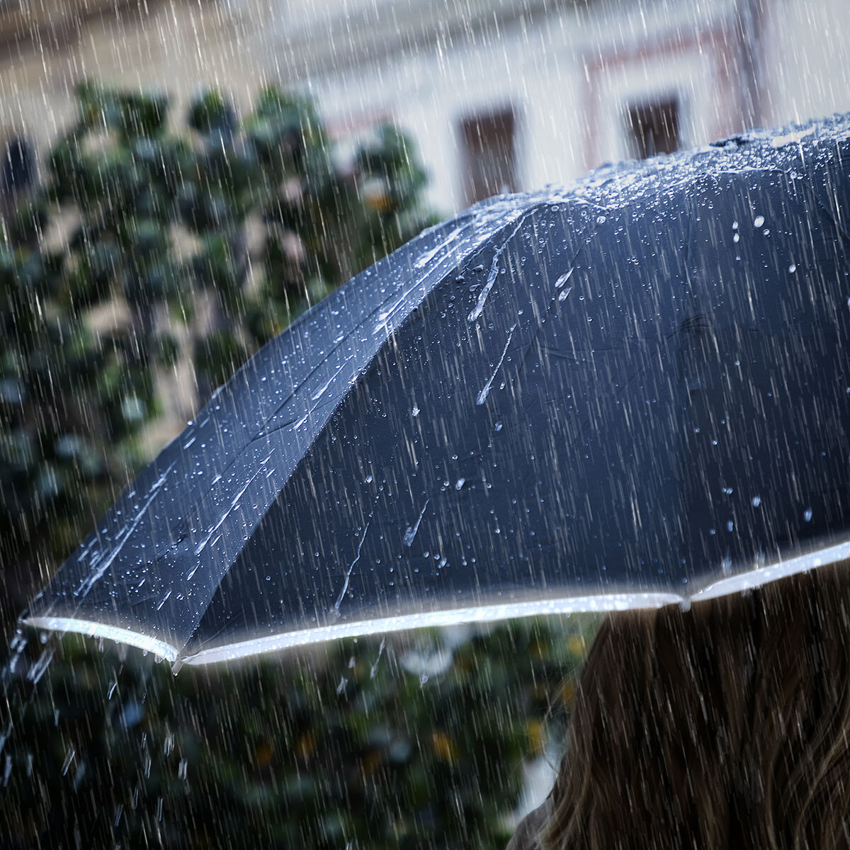 Regenschirm mit umgekehrter Faltung und mit LED